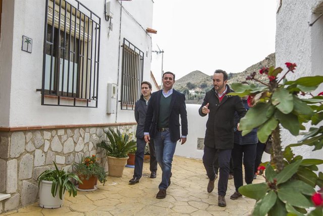 Javier A. García, vicepresidente de la Diputación, en una visita a Bédar.