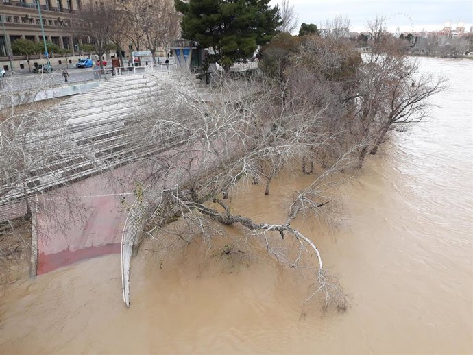 La punta de la crecida ha pasado ya por la ciudad