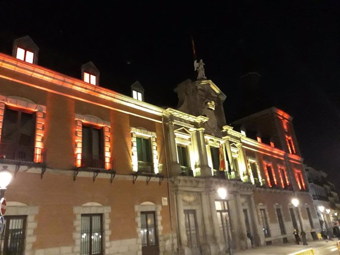 Sede del Ministerio de Exteriores iluminada por los 40 años de la Constitución