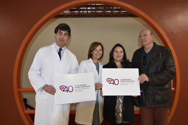 García (centro), presenta el logo del 40 aniversario