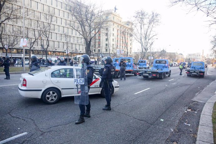Desalojo de taxistas en el Paseo de la Castellana de Madrid, donde el colectivo 