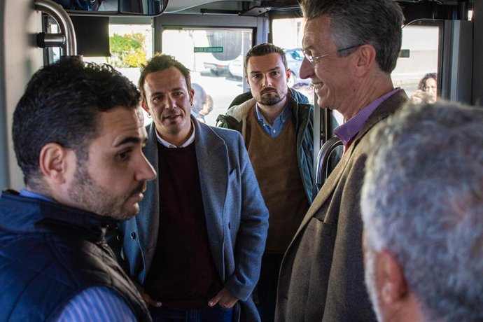 El alcalde de Cádiz, José María González, supervisa el autobús híbrido