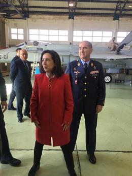 La ministra de Defensa, Margarita Robles, en uno de los hangars de la Base Aérea
