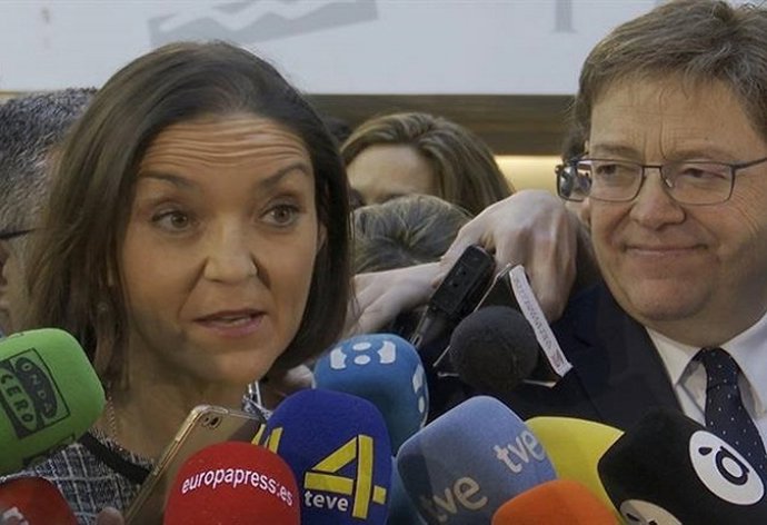 Reyes Maroto junto a Ximo Puig en Cevisama