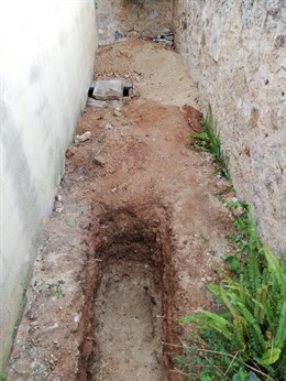 Sondeos para la exhumación de la fosa en el cementerio de Bunyola