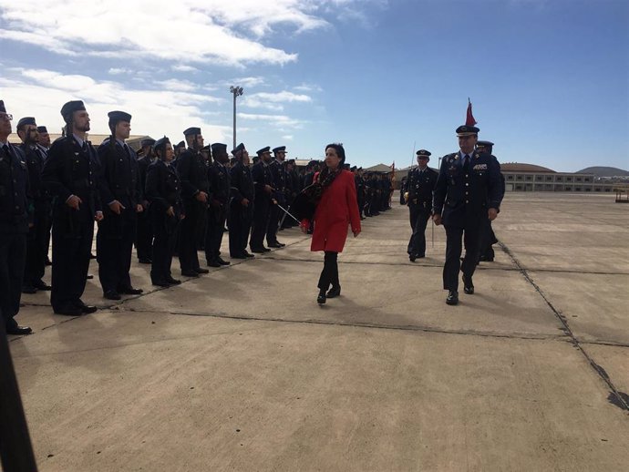 La ministra de Defensa, Margarita Robles, pasando revista en la Base Aérea de Ga