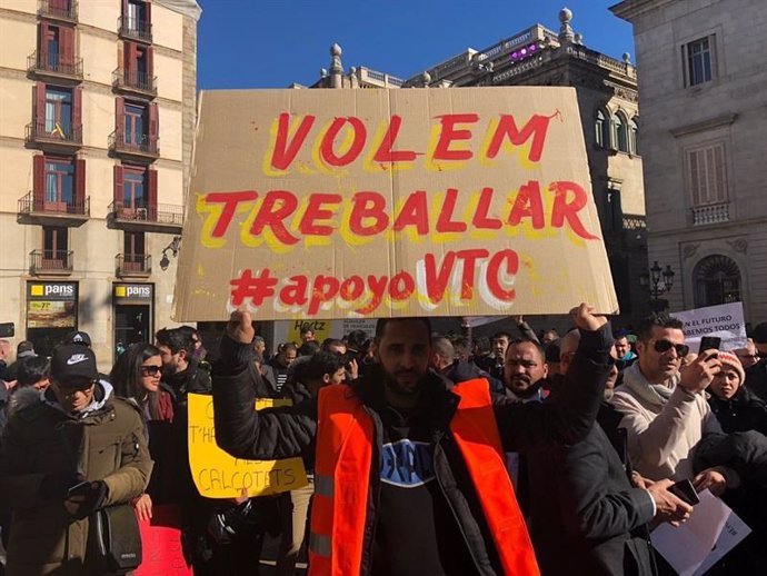 Concentración de VTC en la Plaza de Sant Jaume