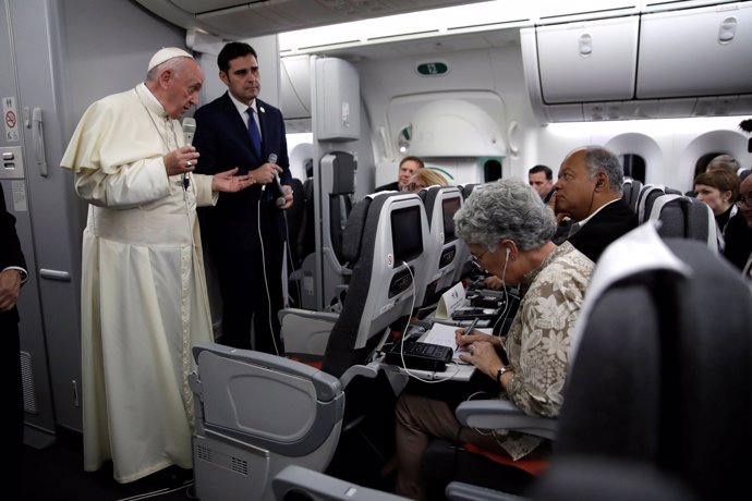 El Papa Francisco en el avión papal en su viaje de Panamá a Roma