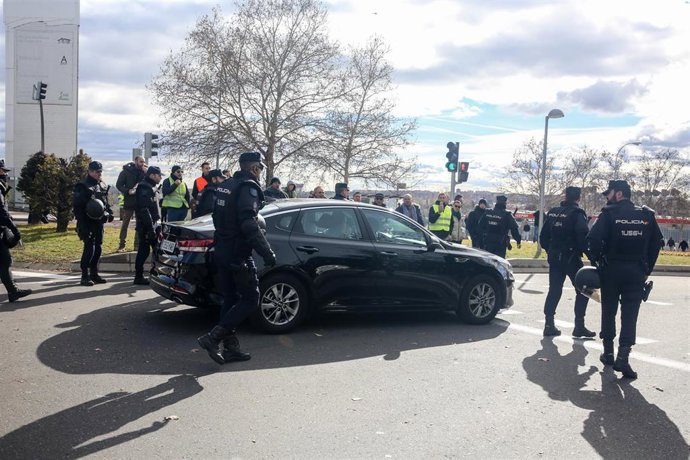 Cargas policiales en la concentración de los taxistas en la M-40  y accesos a IF