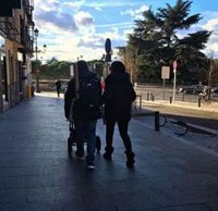 Espinar entrega sus actas de diputado autonómico y senador y se marcha con "la cabeza muy alta"