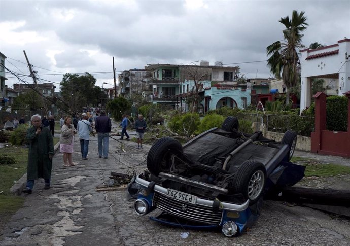 Un pequeño tornado causa estragos en La Habana