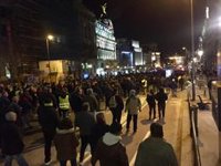 Un grupo de taxistas persigue a un conductor VTC mientras le increpan "cucaracha" pero Policía consigue bloquearles