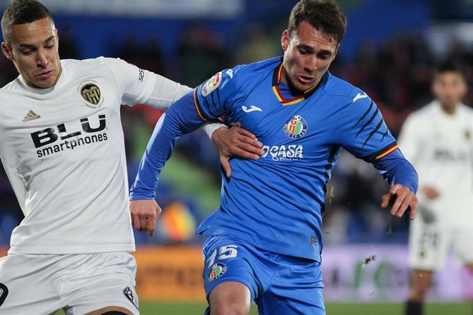 Rodrigo y Cristóforo pelean un balón en el Getafe-Valencia de Copa