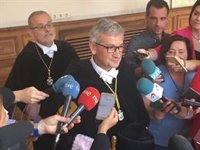 El rector muestra el "total apoyo" de la Universidad de Oviedo a López Otín