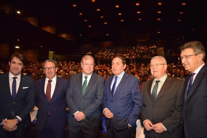 Sáez Aguado junto a políticos y gestores de la Sanidad en León