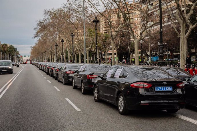 Conductores de VTC concentrados en la avenida Diagonal de Barcelona