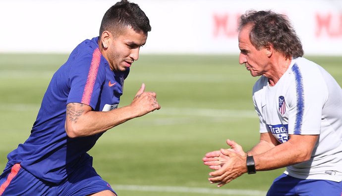 El 'profe' Ortega en un entrenamiento del Atlético junto a Ángel Correa