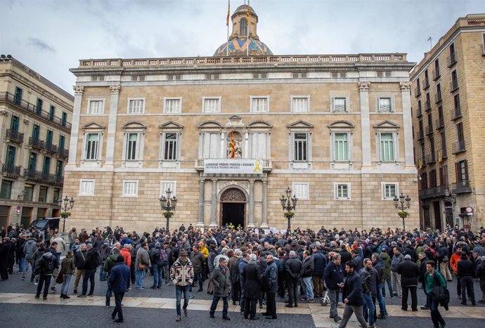 Conductors de VTC es concentren a la plaa Sant Jaume