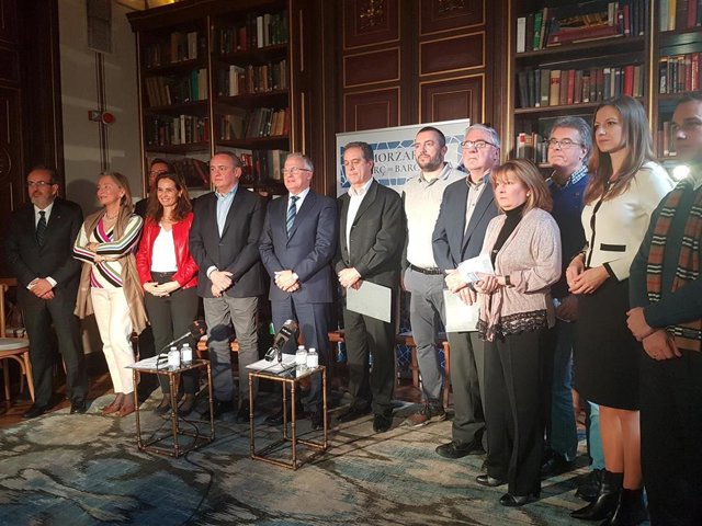 El alcaldable del PP Josep Bou con comerciantes en un coloquio de Barcelona Ober