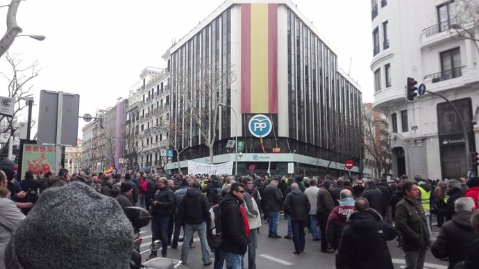 Taxistas se concentran en la calle Génova