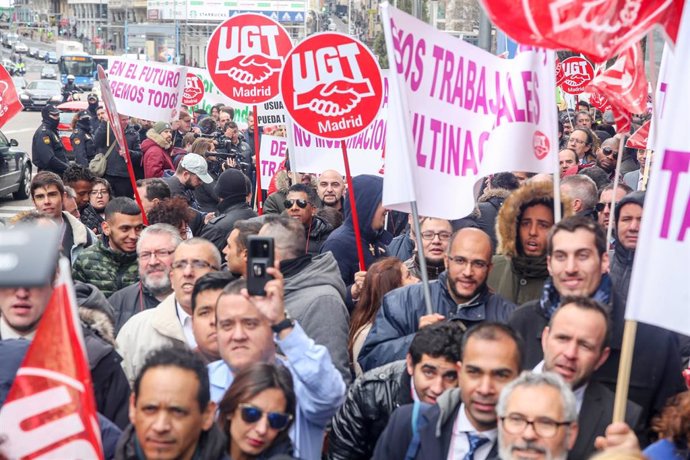 Protesta de los VTC en Madrid en la sede de Podemos, que no apoya al gremio