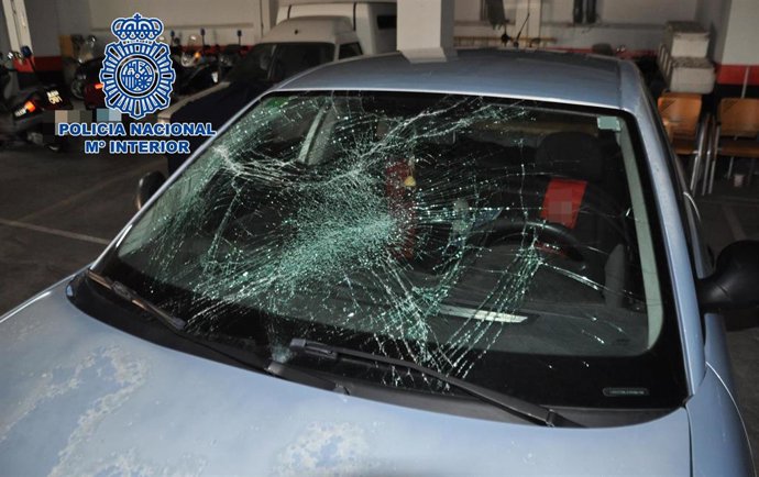 El vehículo del detenido por un presunto delito de homicidio en grado de tentati