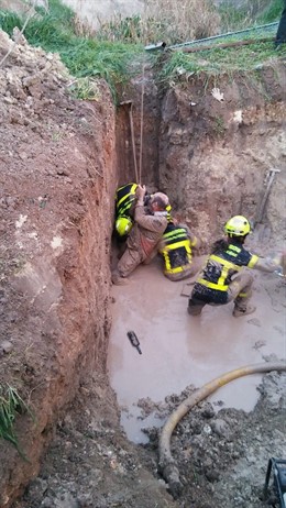 Rescate de un obrero atrapado en una zanja en Jerez