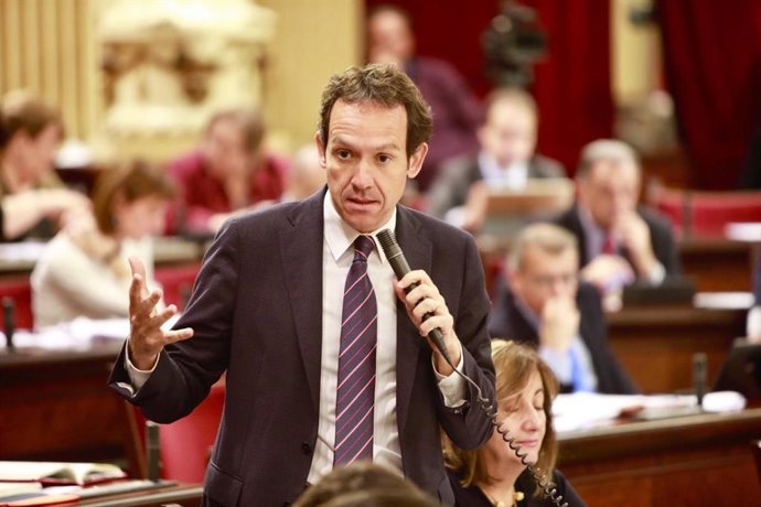 El conseller Marc Pons durant el ple del Parlament