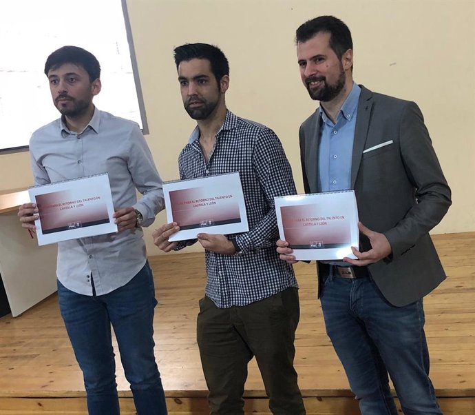 El secretario general del PSCL, Luis Tudanca, presenta el Plan del Retorno del T