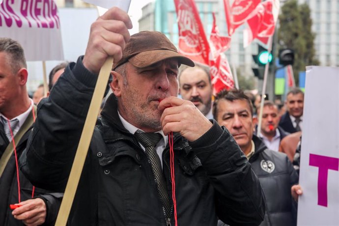 Protesta de los VTC en Madrid en la sede de Podemos, que no apoya al gremio