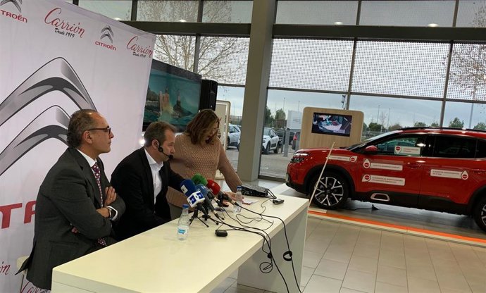 Representantes de Citron y Empresa Carrión, en el concesionario de Valladolid