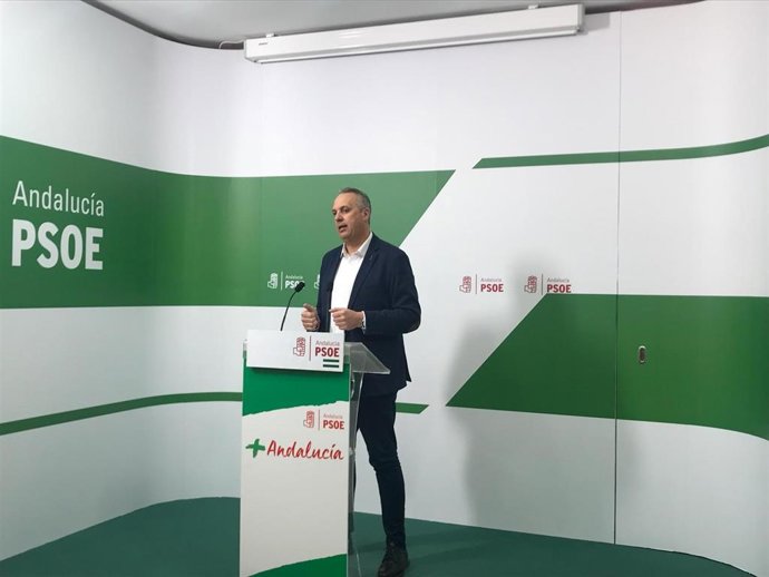 Ruiz Boix en rueda de prensa en la sede del PSOE en Cádiz