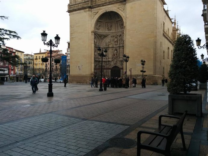 Un grupo de turistas, ante la catedral de La Redonda