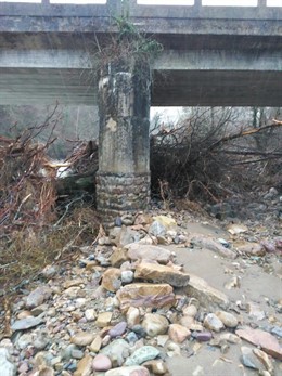 Puente sobre el cauce del río Saja