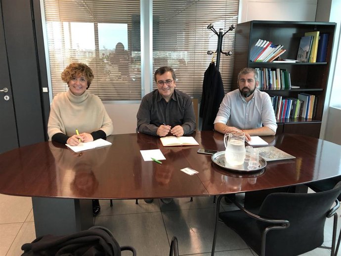 Alcaldesa de Porreres, Francisca Mora, en una reunión sobre infarestructuras edu