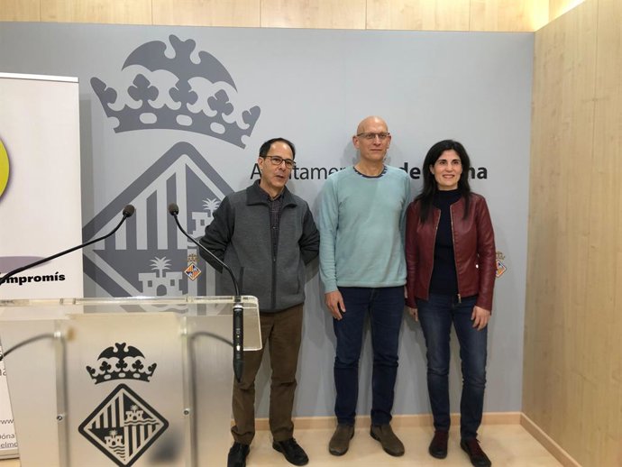 Antnia Martín i Jordi Vil, amb el representant de l'Associació Gira-Sol
