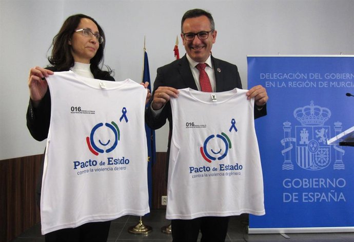 El delegado del Gobierno, Diego Conesa, muestra peto Pacto de Estado de Violenci