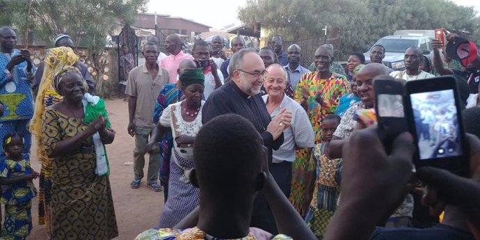 El Arzobispo de Oviedo, Jesús Sanz Montes, visita la misión en Benín
