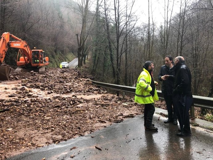Mazón visita el argayo caído en la CA-803 de Los Corrales a Cieza