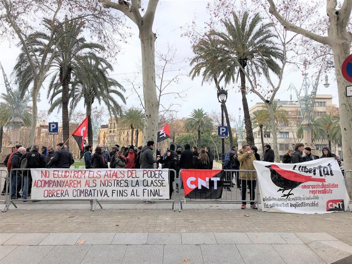 Concentración de apoyo a dos sindicalistas de la CNT juzgados en la Audiencia de