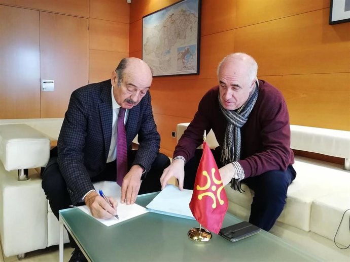 Mazón con el alcalde de Riotuerto