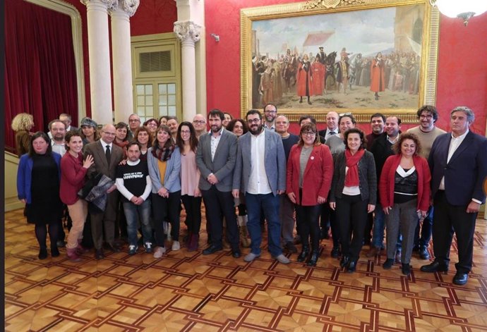Foto de políticos y entidades a favor de la Ley de residuos