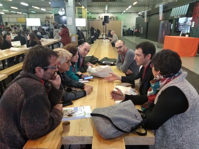 La concejal María Sánchez, tercera por la izquierda, en París