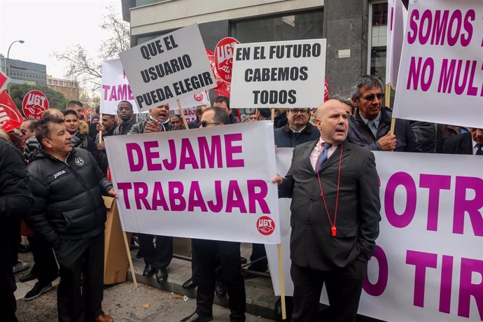 Protesta de los VTC en Madrid en la sede de Podemos, que no apoya al gremio