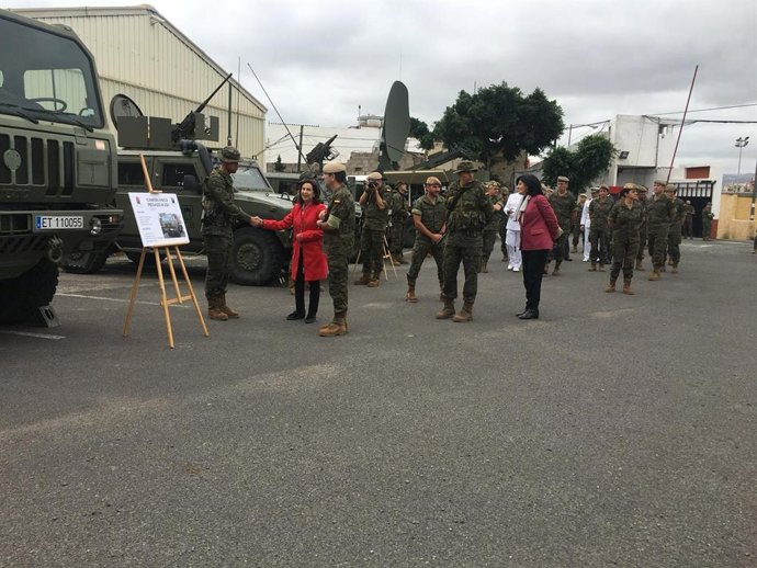 La ministra de Defensa, Margarita Robles, visitando una muestra del Ejército de 