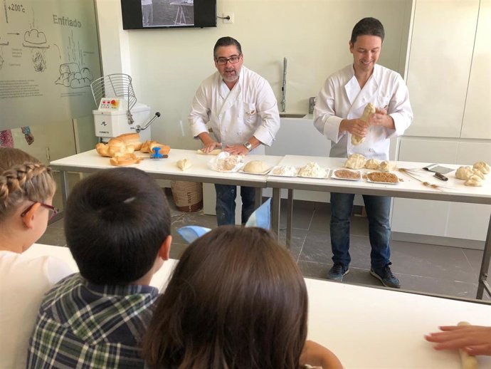 Panaderos de Alcalá de Guadaíra amasando pan en la primera edición del taller