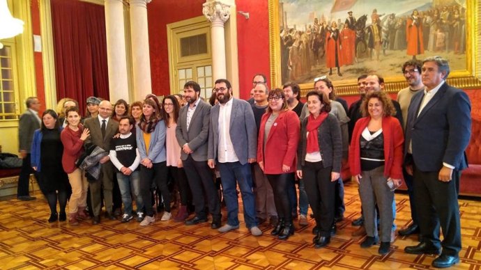 Vidal en el Parlament (centre de la foto) després de l'aprovació de la Llei de R