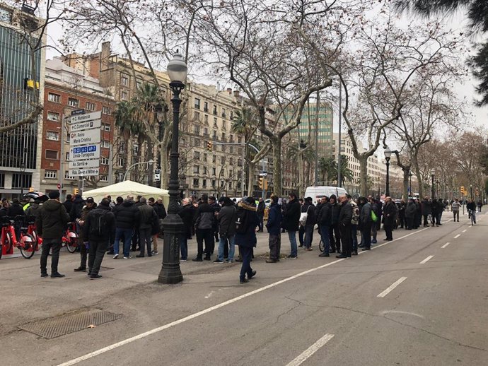 Trabajadores de VTC hacen cola para recoger las llaves de sus vehículos en la Di