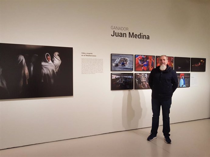 El fotógrafo Juan Medina junto a su serie fotográfica 'Vida y muerte en el Medit