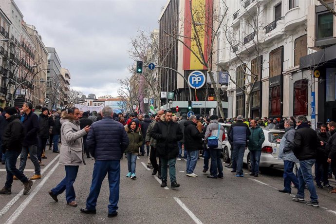 En su noveno día de huelga, taxistas de Madrid vuelven a concentrarse en Génova